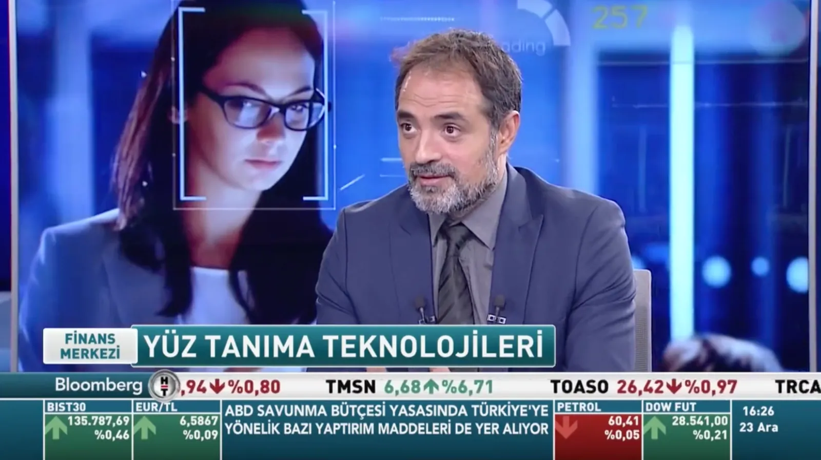 顔認証技術について話すDr Sadi Vural（Bloomberg HTの放送画面）。
