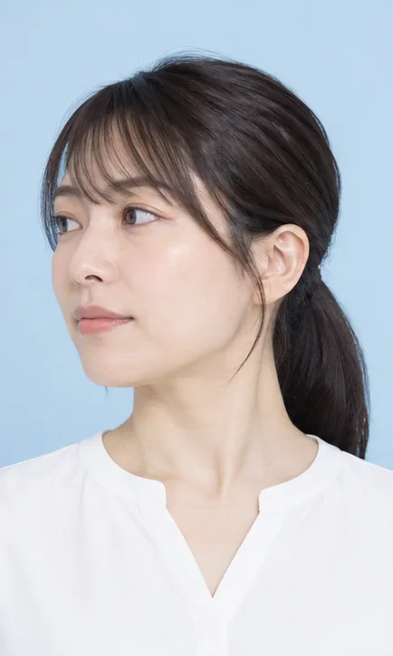 カメラに対して顔を左に向けている人物