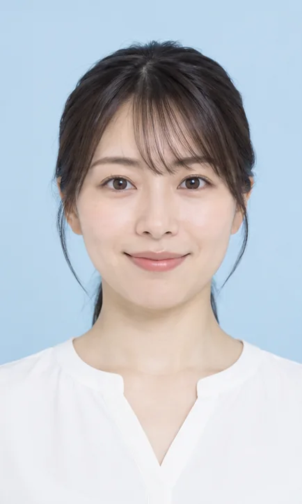 カメラに向かって微笑んでいる人物
