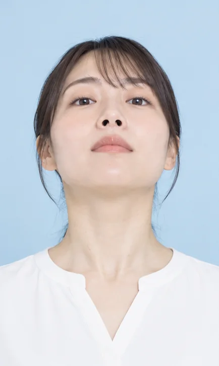 顔を上に向けている人物
